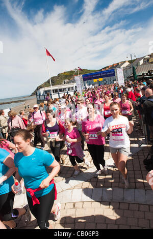 Domenica 13 maggio 2012, Aberystwyth Wales UK: oltre 1600 le donne e le ragazze da 3 a 83 anni di età di tutto il Galles centrale e corse a piedi Foto Stock