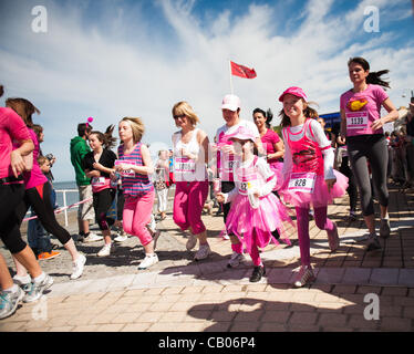 Domenica 13 maggio 2012, Aberystwyth Wales UK: oltre 1600 le donne e le ragazze da 3 a 83 anni di età di tutto il Galles centrale e corse a piedi Foto Stock