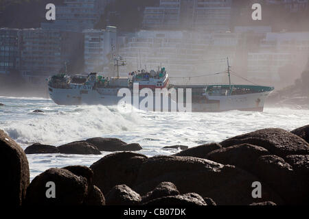 Affranti Japanese fishing boat Eihatsu Maru' scorre arenarsi in Clifton, Città del Capo Foto Stock