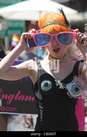 Northampton, Massachusetts, U.S.A., 12 maggio 2012. Un sostenitore di Miss trans New England marche nel 2012 NOHO orgoglio celebrazione, il trentunesimo parata annuale e rally per i diritti dei gay. La Miss trans New England Pageant è un'organizzazione per il maschio-femmina transgender e transessuali. Foto Stock