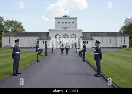 La RAF Reggimento guardia d'onore in piedi facile dopo ufficiali passano sul loro modo al Commonwealth Air Forces Memorial Service presso il Memoriale di Runnymede, Egham, in Inghilterra il 13 maggio 12 Foto Stock