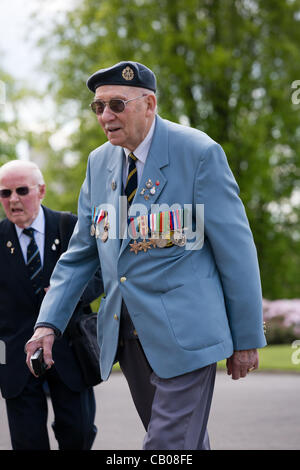 Un altamente decorato RAF veterano al Commonwealth Air Forces Memorial Service presso il Memoriale di Runnymede, Egham, in Inghilterra il 13 maggio 12 Foto Stock