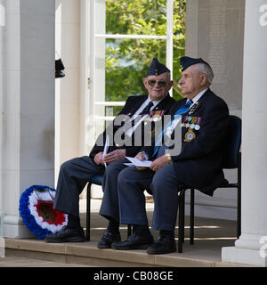 Decorate Royal Air Force veterani seduti nel chiostro del Memorial prima che il servizio di commemorazione inizia con il Commonwealth Air Forces Memorial a Egham, in Inghilterra il 13 maggio 12 Foto Stock