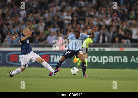 13.05.2012. Stadio Olimpico di Roma, Italia. Serie A TIM 2011/2012 SS Lazio vs FC Inter. Esteban Cambiasso di Inter affronta Abdoulay Konko del Lazio Foto Stock