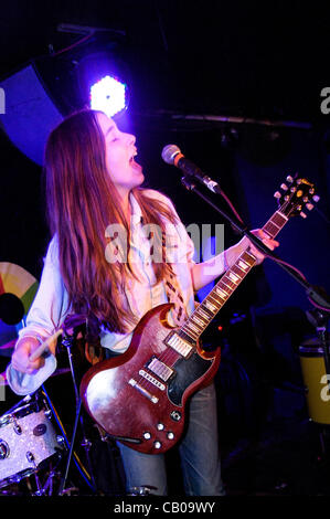 Haim riproduce audio , Brighton il 12 maggio 2012 come parte del grande festival di fuga. Haim è composta da tre suore della San Fernando Valley in California: Este, Danielle e Alana Haim. Persone nella foto: Danielle Haim (chitarra, voce). Foto di Julie Edwards Foto Stock