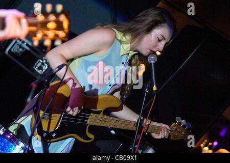 Haim riproduce audio , Brighton il 12 maggio 2012 come parte del grande festival di fuga. Haim è composta da tre suore della San Fernando Valley in California: Este, Danielle e Alana Haim. Persone nella foto: Este Haim (Bass). Foto di Julie Edwards Foto Stock