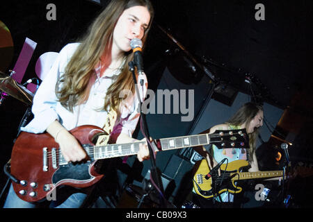 Haim riproduce audio , Brighton il 12 maggio 2012 come parte del grande festival di fuga. Haim è composta da tre suore della San Fernando Valley in California: Este, Danielle e Alana Haim. Persone nella foto: Danielle Haim (chitarra, voce). Foto di Julie Edwards Foto Stock