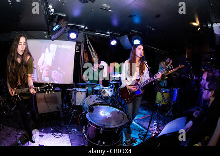 Haim riproduce audio , Brighton il 12 maggio 2012 come parte del grande festival di fuga. Haim è composta da tre suore della San Fernando Valley in California: Este, Danielle e Alana Haim. Persone nella foto: Este, Danielle e Alana Haim. Foto di Julie Edwards Foto Stock