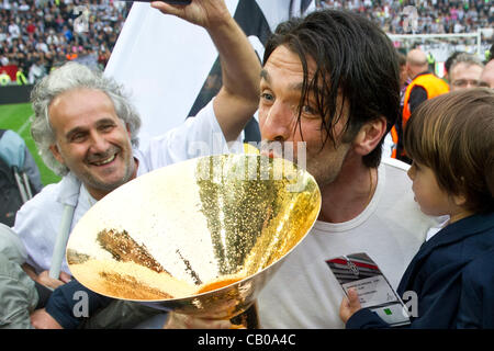 Gianluigi Buffon (Juventus), 13 maggio 2012 - Calcio : Gianluigi Buffon della Juventus baci un trofeo durante l'italiano 'Serie A' match tra Juventus 3-1 Atalanta a Juventus Stadium di Torino, Italia. (Foto di Enrico Calderoni/AFLO SPORT) [0391] Foto Stock