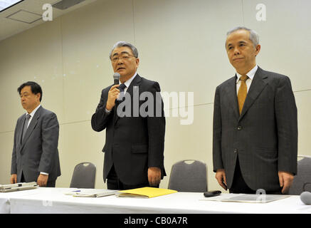 Maggio 14, 2012, Tokyo, Giappone - il Presidente uscente Toshio Nishizawa, a sinistra della Tokyo Electric Power Co. introduce incoming presidente Naomi Hirose durante una conferenza stampa presso la sua sede centrale a Tokyo, dove hanno riportato una maggiore-di-anticipato la perdita annuale di lunedì, 14 maggio 2012. L'operatore del Foto Stock
