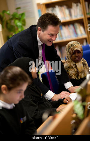 Regno Unito, Londra- maggio 14,2012:Nick Clegg, British Vice Primo Ministro visita il Nuovo Nord Academy, una scuola primaria a Islington, Londra. Egli ha tenuto un discorso sul "allievo premium" e ho incontrato gli alunni. Allievo premium è una politica in cui le scuole sarà chiesto di competere per trovare il modo migliore di spendere il denaro del governo. Foto Stock