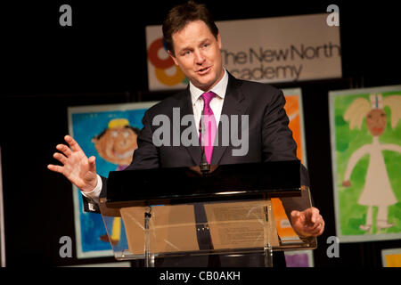 Regno Unito, Londra- maggio 14,2012:Nick Clegg, British Vice Primo Ministro visita il Nuovo Nord Academy, una scuola primaria a Islington, Londra. Egli ha tenuto un discorso sul "allievo premium" e ho incontrato gli alunni. Allievo premium è una politica in cui le scuole sarà chiesto di competere per trovare il modo migliore di spendere il denaro del governo. Foto Stock