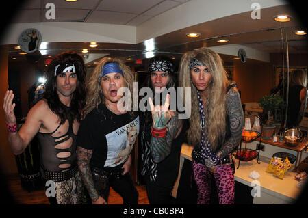 Sacchetta, MICHAEL STARR, STIX ZADINIA e LEXXI FOXX del gruppo rock Steel Panther dietro le quinte NorVa in Norfolk, Virginia. Foto Stock