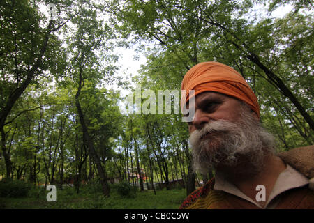 Un padre del massacro Chattisinghpora vittima 80km da srinagar, la capitale estiva del Kashmir indiano su 14/5/2012,l'durante il colloquio con Altaf Zargar Zuma premere fotografo vittime ha detto che anche se 11 anni sono passati ma la giustizia ha eluso. I parenti di alcune delle vittime Foto Stock