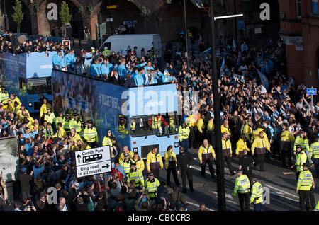 14-05-2012 Manchester, Regno Unito - Manchester City è andato su open-top sfilata in autobus attraverso il centro della città dopo la conquista della Barclays Premier League titolo per la prima volta dal 1968 Foto Stock