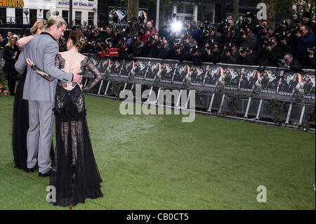 Il cast assiste la Premiere mondiale di neve bianca e la Huntsman nel cuore di Leicester Square di lunedì 14 maggio 2012. Persone nella foto: Charlize Theron, Chris Hemsworth e Kristen Stewart. Foto di Julie Edwards Foto Stock