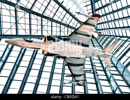 14 maggio 2012 - Triangolo, VA, Stati Uniti d'America - si innalza la lobby del Museo Nazionale del Marine Corps. Aperto dal 2006, il museo, attualmente dotato di 120.000 piedi quadrati di spazio Gallery, è 36 miglia a sud di Washington D.C. adiacente al Marine Corps base a Quantico. Foto Stock