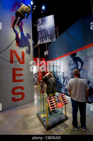 14 maggio 2012 - Triangolo, VA, Stati Uniti d'America - una galleria all'interno del Museo Nazionale della Marine Corps. Aperto dal 2006, il museo, attualmente dotato di 120.000 piedi quadrati di spazio Gallery, è 36 miglia a sud di Washington D.C. adiacente al Marine Corps base a Quantico. Foto Stock