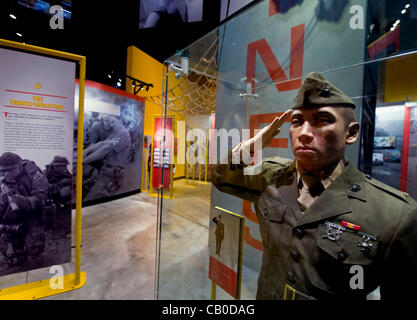 14 maggio 2012 - Triangolo, VA, Stati Uniti d'America - una galleria all'interno del Museo Nazionale della Marine Corps. Aperto dal 2006, il museo, attualmente dotato di 120.000 piedi quadrati di spazio Gallery, è 36 miglia a sud di Washington D.C. adiacente al Marine Corps base a Quantico. Foto Stock