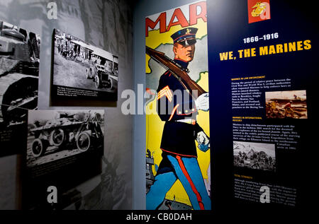 14 maggio 2012 - Triangolo, VA, Stati Uniti d'America - un gallery display all'interno del Museo Nazionale della Marine Corps. Aperto dal 2006, il museo, attualmente dotato di 120.000 piedi quadrati di spazio Gallery, è 36 miglia a sud di Washington D.C. adiacente al Marine Corps base a Quantico. Foto Stock