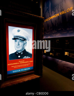 14 maggio 2012 - Triangolo, VA, Stati Uniti d'America - un Congressional Medal of Honor gallery display presso il Museo Nazionale del Marine Corps. Aperto dal 2006, il museo, attualmente dotato di 120.000 piedi quadrati di spazio Gallery, è 36 miglia a sud di Washington D.C. adiacente al Marine Corps base a Quantico. Foto Stock