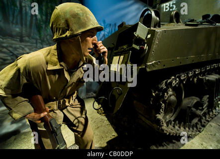 14 maggio 2012 - Triangolo, VA, Stati Uniti d'America - una guerra mondiale II tableau presso il Museo Nazionale del Marine Corps. Aperto dal 2006, il museo, attualmente dotato di 120.000 piedi quadrati di spazio Gallery, è 36 miglia a sud di Washington D.C. adiacente al Marine Corps base a Quantico. Foto Stock