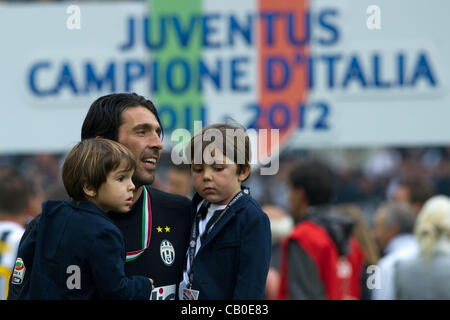 Gianluigi Buffon (Juventus), 13 maggio 2012 - Calcio : Gianluigi Buffon della Juventus celebra con i suoi figli Louis Thomas e David Lee italiana dopo aver 'Serie A' match tra Juventus 3-1 Atalanta a Juventus Stadium di Torino, Italia. (Foto di Maurizio Borsari/AFLO) [0855] Foto Stock