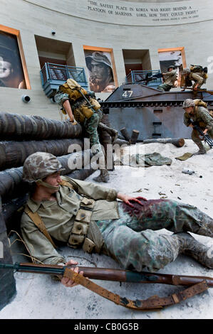 14 maggio 2012 - Triangolo, VA, Stati Uniti d'America - un tableau nella hall del Museo Nazionale del Marine Corps. Aperto dal 2006, il museo, attualmente dotato di 120.000 piedi quadrati di spazio Gallery, è 36 miglia a sud di Washington D.C. adiacente al Marine Corps base a Quantico. Foto Stock