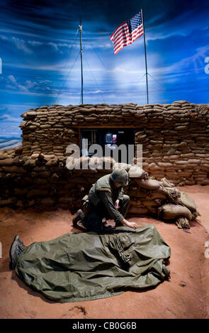 14 maggio 2012 - Triangolo, VA, Stati Uniti d'America - un gallery display raffigurante il Viet Nam guerra presso il Museo Nazionale del Marine Corps. Aperto dal 2006, il museo, attualmente dotato di 120.000 piedi quadrati di spazio Gallery, è 36 miglia a sud di Washington D.C. adiacente al Marine Corps base a Quantico. Foto Stock