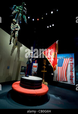 14 maggio 2012 - Triangolo, VA, Stati Uniti d'America - un gallery display presso il Museo Nazionale del Marine Corps. Aperto dal 2006, il museo, attualmente dotato di 120.000 piedi quadrati di spazio Gallery, è 36 miglia a sud di Washington D.C. adiacente al Marine Corps base a Quantico. Foto Stock