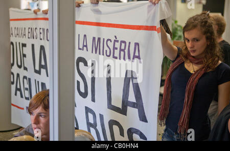 15M-movimento anticapitalistico in Spagna: occupazione pacifica di una filiale di La Caixa Bank in Spagna Girona, giovani occupano Foto Stock