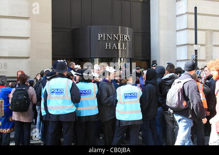 Martedì 15 Maggio 2012 occupano i dimostranti fuori Pinners Hall British Banker Association edificio nella città di Londra Foto Stock