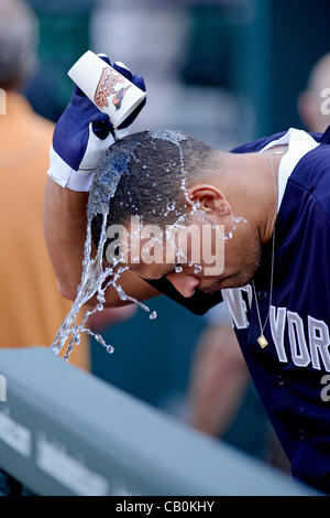 15 maggio 2012 - Baltimore, Maryland, Stati Uniti - Baltimore, MD- 15 maggio: Alex Rodriguez dei New York Yankees raffredda durante durante i New York Yankees v Baltimore Orioles a Rigogolo Park a Camden Yards a Baltimora, MD il 15/05/12. (Credito Immagine: © Ryan Lasek/eclipse/ZUMAPRESS.com) Foto Stock