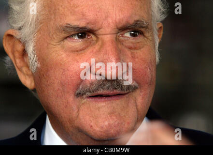 Nov. 29, 2006 - Messico, Distrito Federal, Messico - Carlos Fuentes è morto all età di 83 anni in hospital Angeles del Pedregal in Città del Messico martedì, 15 maggio 2012. Fuentes era noto per le opere ivi compresa la morte di Artemio Cruz e il vecchio gringo. FILE FOTO - Carlos Fuentes dona libri per il Foto Stock