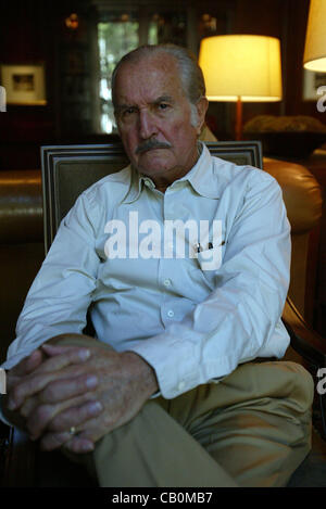 15 maggio 2012 - Carlos Fuentes, un messicano autore che è diventato uno dei migliori romanzieri noto nel mondo di lingua spagnola, è morto all età di 83. Nella foto: scrittore messicano Carlos Fuentes in San Antonio in 2005. (Credito Immagine: © Jaime R. Carrero/ZUMAPRESS.com) Foto Stock