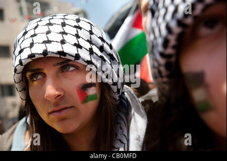 RAMALLAH, Territori palestinesi - 15 Maggio 2012: indossando keffiyeh sciarpe e le loro facce dipinte con la bandiera palestinese, ragazze palestinese marzo attraverso le strade di Ramallah su la Nakba giorno che commemora la "catastrofe" che espulsi i rifugiati palestinesi da quello che è diventato il moderno Stato di Foto Stock