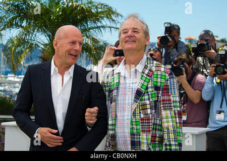 Attori Bruce Willis (sinistra) e Bill Murray (a destra) al photocall per film 'Moonrise unito" al sessantacinquesimo Festival di Cannes 2012. Mer 16/Mag/2012, Palais des Festival di Cannes, Francia Foto Stock