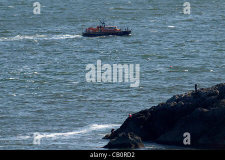 Langland Bay - Swansea - Regno Unito - 16 Maggio 2012 - esercitazione di soccorso a Langland Bay vicino a Swansea questo pomeriggio che coinvolgono la Mumbles scialuppa di salvataggio, RAF Seaking elicottero, Mumbles inshore scialuppa di salvataggio e la Langland Bay surf pattuglia di salvataggio. Foto Stock