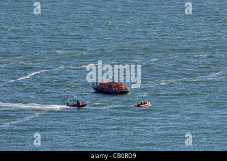 Langland Bay - Swansea - Regno Unito - 16 Maggio 2012 - esercitazione di soccorso a Langland Bay vicino a Swansea questo pomeriggio che coinvolgono la Mumbles scialuppa di salvataggio, RAF Seaking elicottero, Mumbles inshore scialuppa di salvataggio e la Langland Bay surf pattuglia di salvataggio. Foto Stock