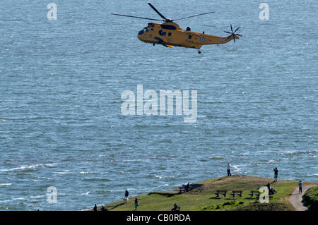 Langland Bay - Swansea - Regno Unito - 16 Maggio 2012 - esercitazione di soccorso a Langland Bay vicino a Swansea questo pomeriggio che coinvolgono la Mumbles scialuppa di salvataggio, RAF Seaking elicottero, Mumbles inshore scialuppa di salvataggio e la Langland Bay surf pattuglia di salvataggio. Foto Stock