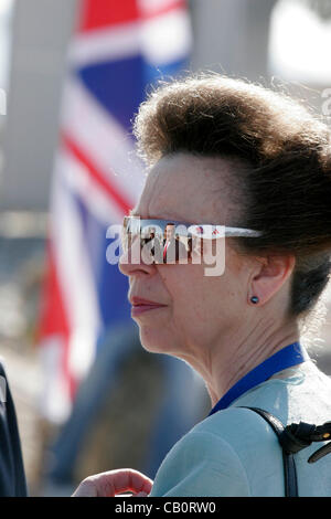 16 maggio 2012 - Athens, Grecia - Altezza Reale Princess Anne, durante una visita che vedere la fiamma olimpica " di cui al resto'' all'Acropoli il mercoledì sera e consegnato a Londra il Stadio Panateneico il giovedì sera. (Credito Immagine: © Aristidis Vafeiadakis/ZUMAPRESS.com) Foto Stock