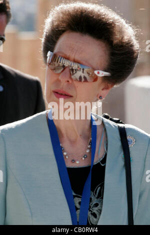 16 maggio 2012 - Athens, Grecia - Altezza Reale Princess Anne, durante una visita che vedere la fiamma olimpica " di cui al resto'' all'Acropoli il mercoledì sera e consegnato a Londra il Stadio Panateneico il giovedì sera. (Credito Immagine: © Aristidis Vafeiadakis/ZUMAPRESS.com) Foto Stock