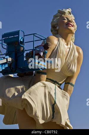 16 maggio 2012 - Palm Springs, California, Stati Uniti, 16 maggio 2012 - Palm Springs, California, Stati Uniti - Lavoratori mettere il tocco finale su "Forever Marilyn," a 26 piedi di altezza statua dell'icona schermata di Marilyn Monroe andando fino in centro di Palm Springs. La statua, artista Seward Johnson, saranno coperti al più presto Foto Stock