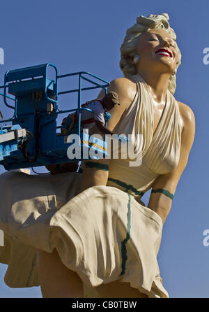 16 maggio 2012 - Palm Springs, California, Stati Uniti - Lavoratori mettere il tocco finale su "Forever Marilyn," a 26 piedi di altezza statua dell'icona schermata di Marilyn Monroe andando fino in centro di Palm Springs. La statua, artista Seward Johnson, sarà coperto il più presto touch-up sono fatto in preparazione per un'offici Foto Stock