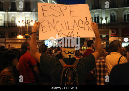 Madrid, Spagna. Un uomo che indossa un ragazzo Fox maschera può contenere fino a firmare durante l'occupare Madrid protesta svoltasi il 15 maggio 2012. La protesta è stata per contrassegnare un anno anniversario della Spagna Indignado del movimento che ha scatenato le proteste simili in tutto il mondo. Foto Stock