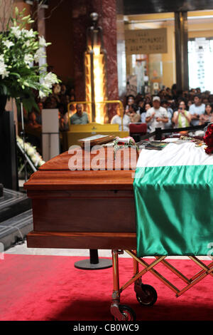 DISTRITO FEDERAL, Messico, 16 maggio, 2012. Cerimonia funebre per il scrittore messicano Carlos Fuentes al Palacio de Bellas Artes di Città del Messico. Lo scrigno è coperto con la bandiera messicana e libri dello scrittore. Foto Stock