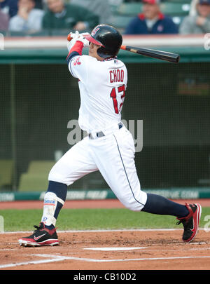 CLEVELAND, OH, Stati Uniti d'America - 16 Maggio: Cleveland Indians diritto fielder Shin-Soo Choo (17) a bat durante il primo inning in campo progressivo in Cleveland, OH, Stati Uniti d'America su Mercoledì, 16 maggio 2012. Foto Stock