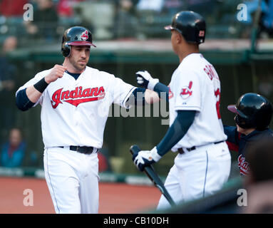 CLEVELAND, OH, Stati Uniti d'America - 16 Maggio: Cleveland Indians secondo baseman Jason Kipnis (22) celebra con la Cleveland Indians center fielder Michael Brantley (23) dopo il punteggio durante il primo inning in campo progressivo in Cleveland, OH, Stati Uniti d'America su Mercoledì, 16 maggio 2012. Foto Stock