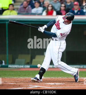 CLEVELAND, OH, Stati Uniti d'America - 16 Maggio: Cleveland Indians center fielder Michael Brantley (23) Falli un passo della sua caviglia durante il primo inning in campo progressivo in Cleveland, OH, Stati Uniti d'America su Mercoledì, 16 maggio 2012. Foto Stock