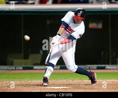 CLEVELAND, OH, Stati Uniti d'America - 16 Maggio: Cleveland Indians diritto fielder Shin-Soo Choo (17) a bat durante il settimo inning al campo progressivo in Cleveland, OH, Stati Uniti d'America su Mercoledì, 16 maggio 2012. Foto Stock